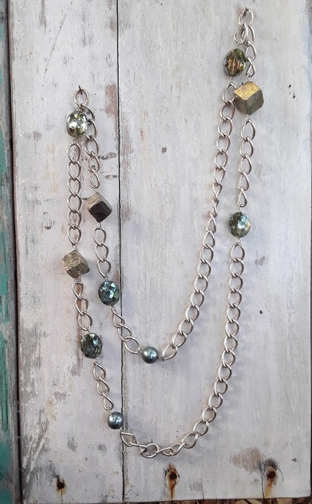 Jewelry - Pearl and crystal necklace